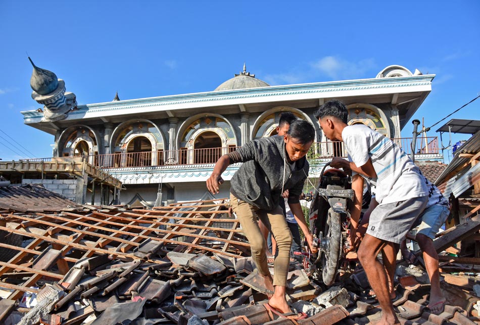 In The Rubble: 6.9 Magnitude Earthquake Hits Indonesia | ABS-CBN News