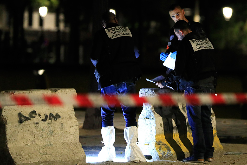 Man arrested after knife attack in Paris Man arrested after knife attack in Paris