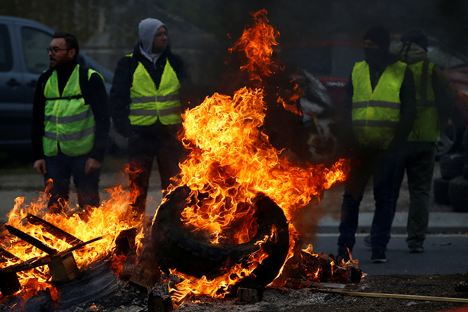 Fresh clashes in French 'yellow vest' fuel price protests | ABS-CBN News