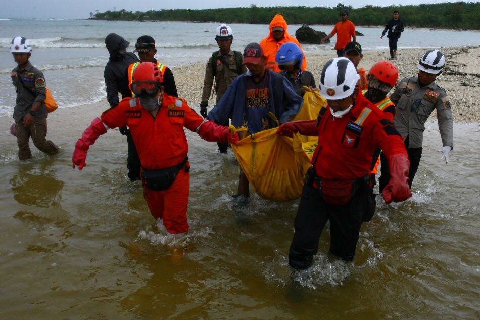 Indonesia rescuers scramble to reach isolated tsunami