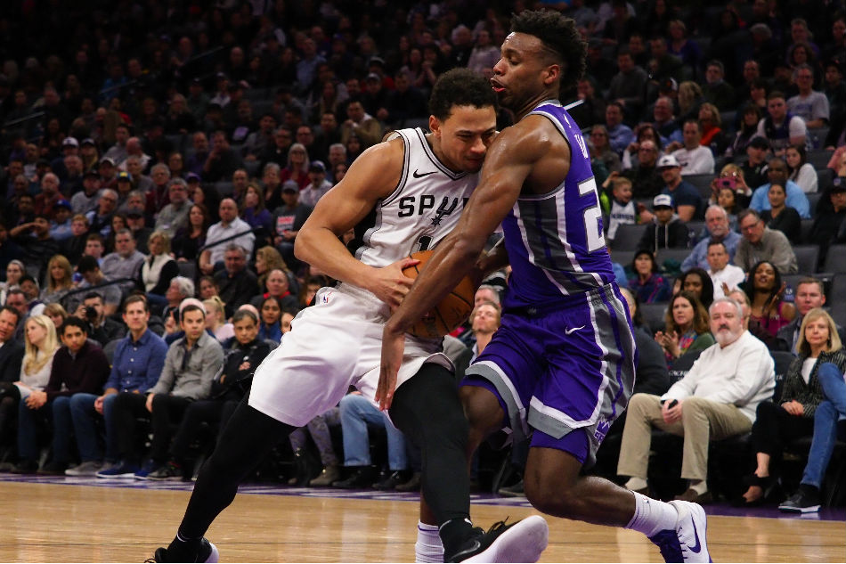 Dave Joerger OK after falling to knee; Kings cite 'lightheadedness'