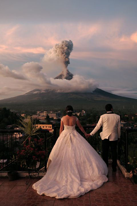 Love amid calamity: Newlyweds photographed before erupting Mayon