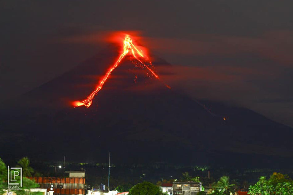 PANOORIN: Bulkang Mayon, patuloy na nagbubuga ng lava | ABS-CBN News