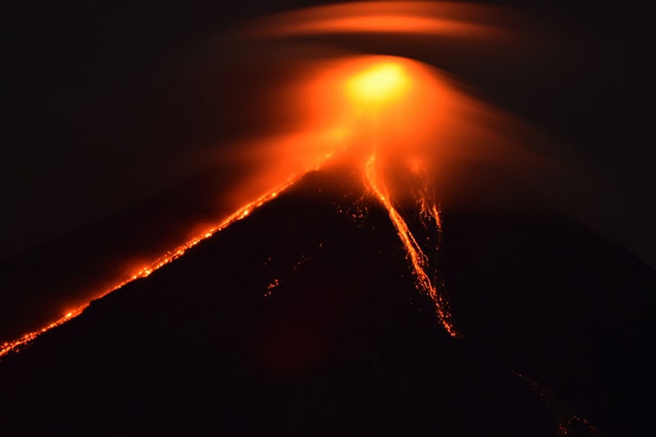 LOOK: Mayon Volcano&#39;s eruption at night 3