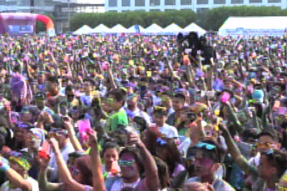 WATCH With colorful twist, Manila fun run draws thousands of