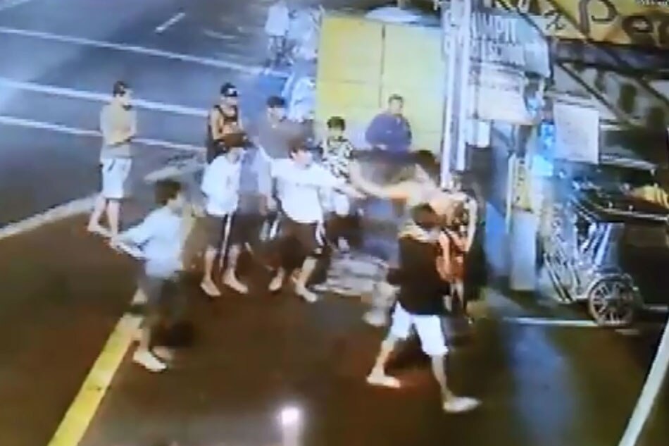 Sapul Sa Cctv Lalaki Napagtripan Sinaksak Kritikal Abs Cbn News 8526