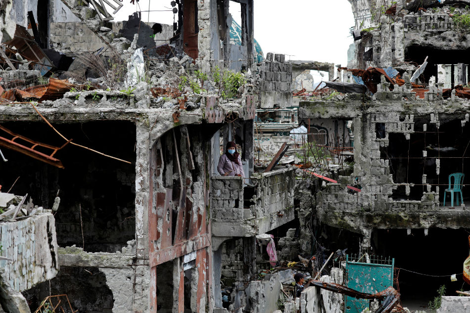 Emotions run high as Marawi residents visit war-shattered homes 2