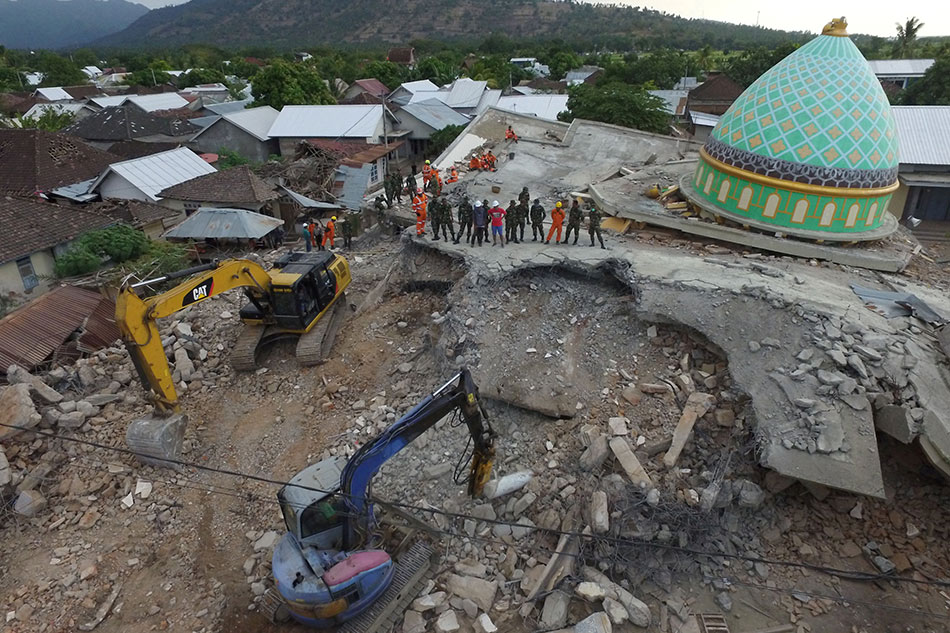 Third strong earthquake shakes Indonesian tourist island as death toll tops 300