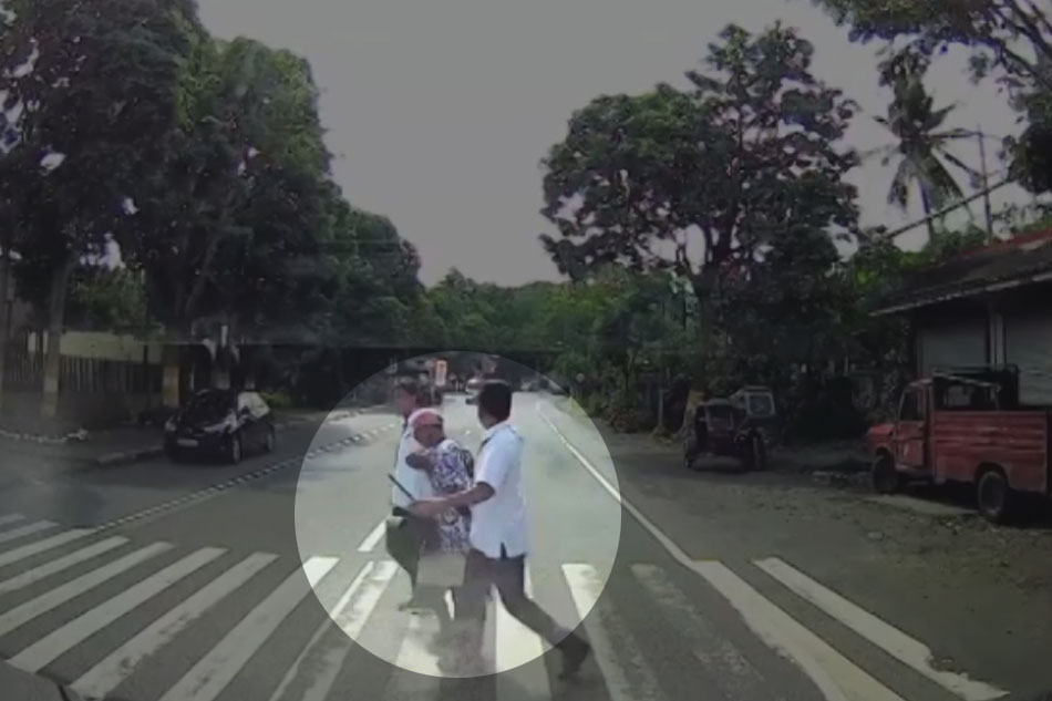 Video ng 2 tumulong sa matanda sa pagtawid, nag-viral | ABS-CBN News