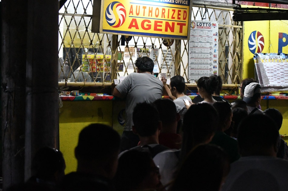 Bettors line up in an outlet in Quezon City in September 28, 2018. Mark Demayo, ABS-CBN News/file