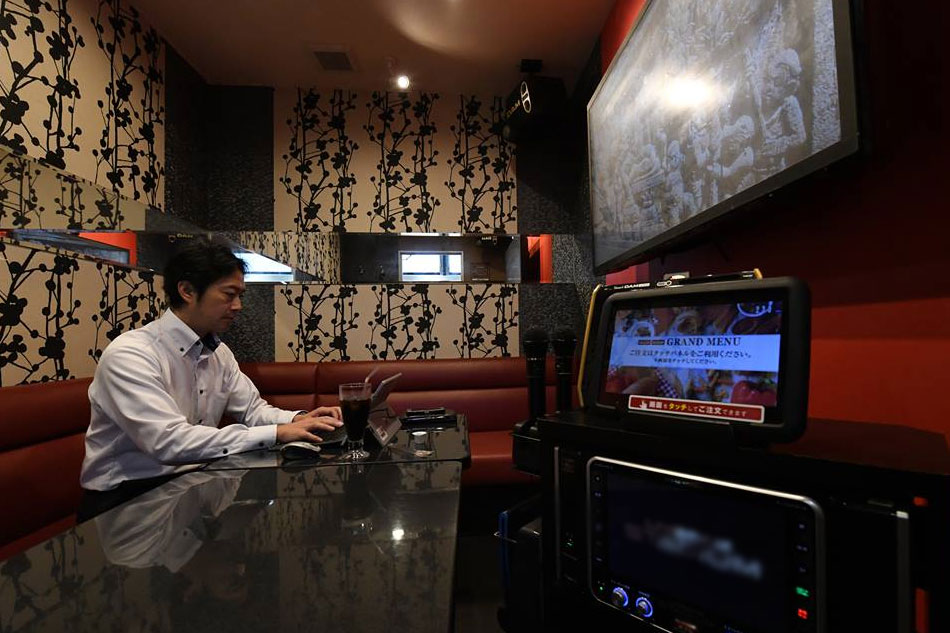 Karaoke office: Japan shifts to unusual work spaces 2