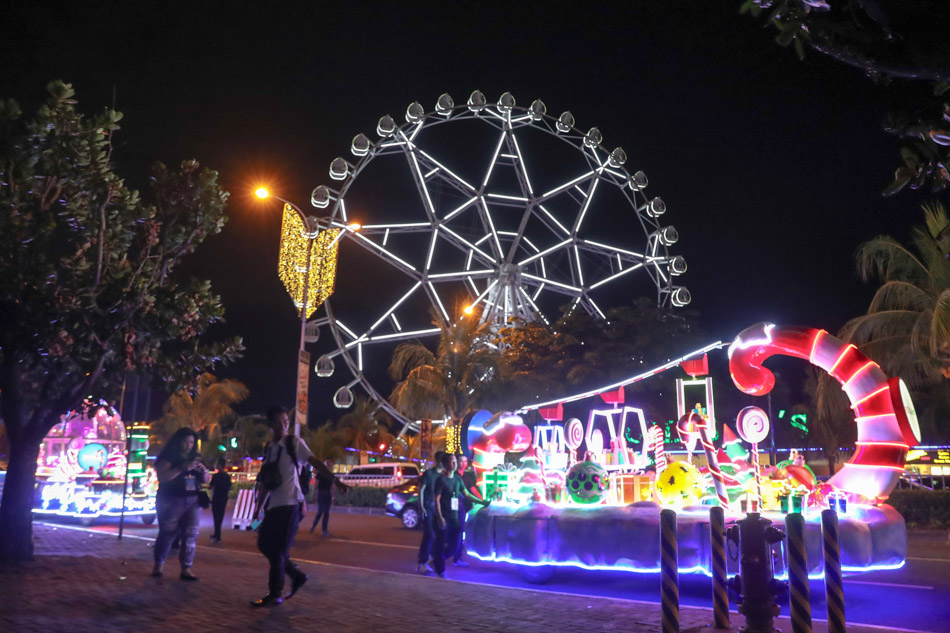 In Photos: Christmas Parade Entertains Moa Shoppers 