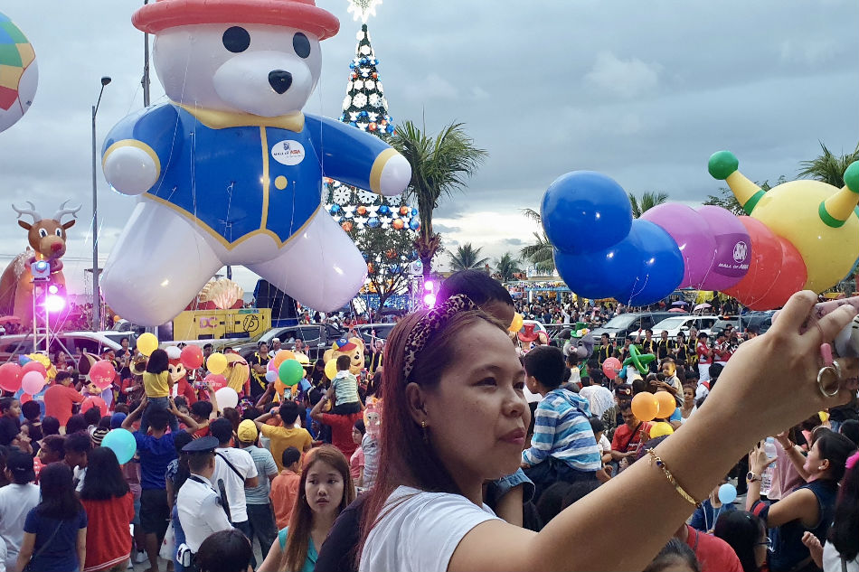 Sm Mall Of Asia Grand Mascot Parade Draws Massive Crowd On New Year Abs Cbn News