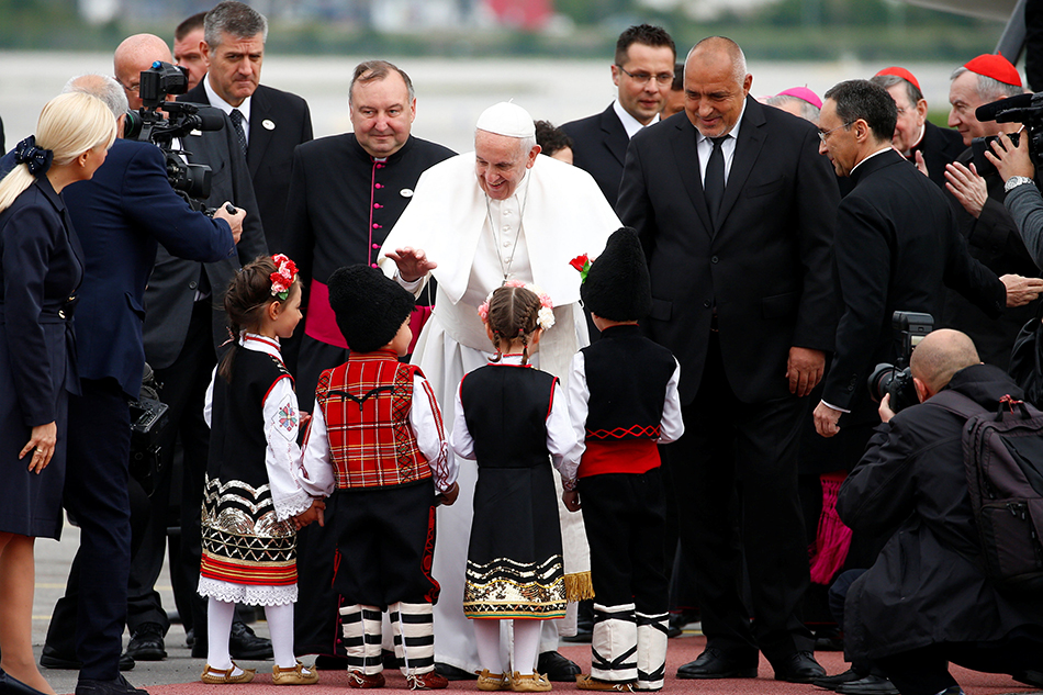 Pope celebrates communion for Bulgarian children