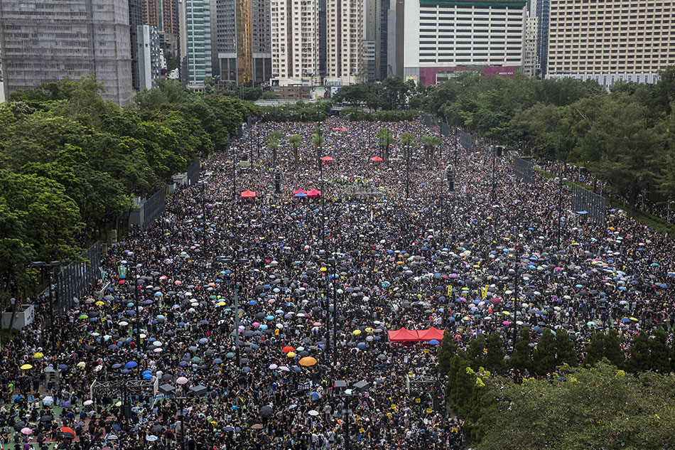 Hong Kong protesters rally to show &#39;peaceful&#39; credentials after chaos 1