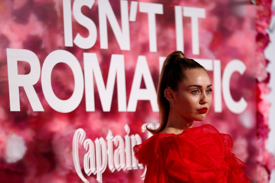 Pop singer Miley Cyrus stands in for husband at film premiere 1