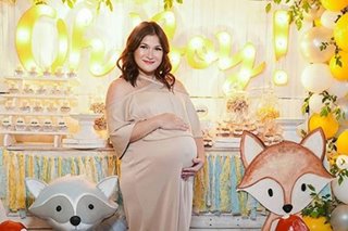 2 weeks before giving birth, Camille Prats stuns in intimate baby shower