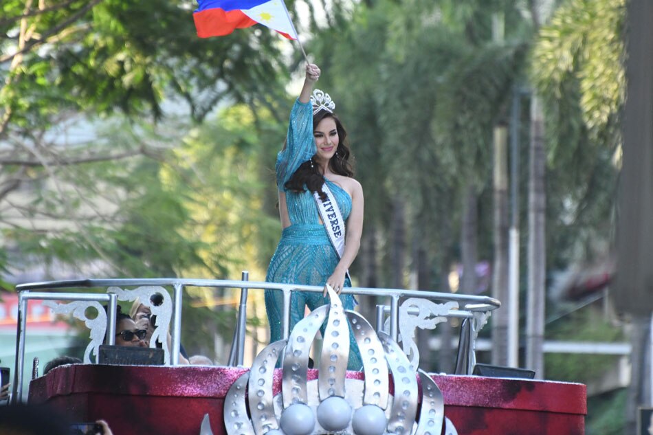 LOOK: Catriona Gray celebrates Miss Universe win with Cubao parade 1