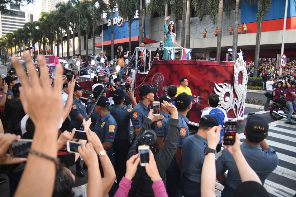 LOOK: Catriona Gray celebrates Miss Universe win with Cubao parade 2