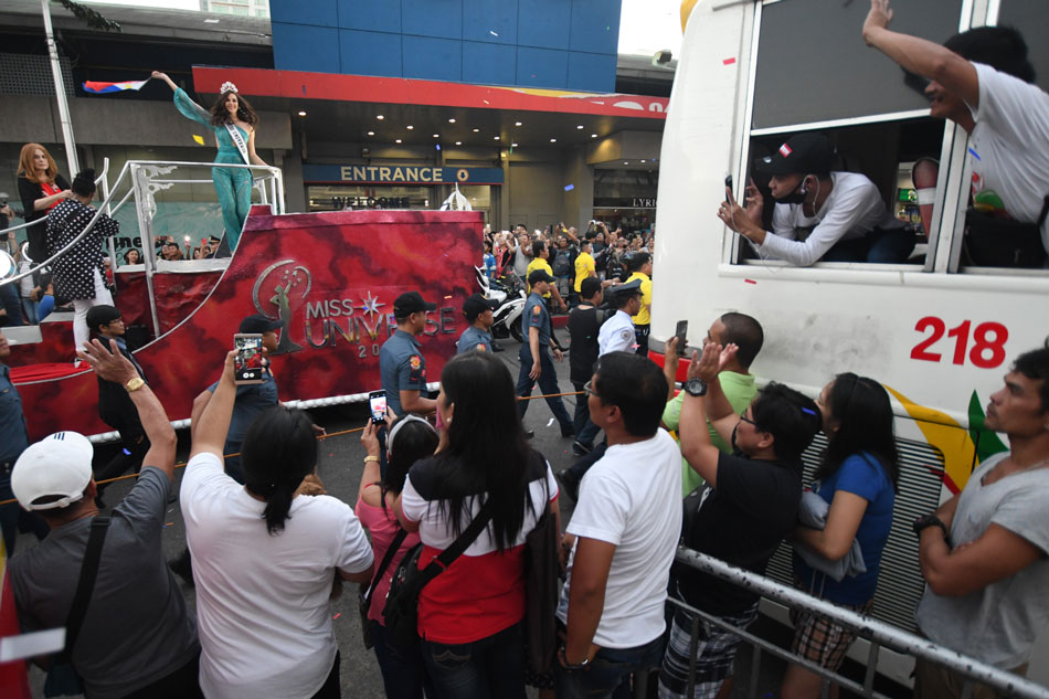 LOOK: Catriona Gray celebrates Miss Universe win with Cubao parade 8