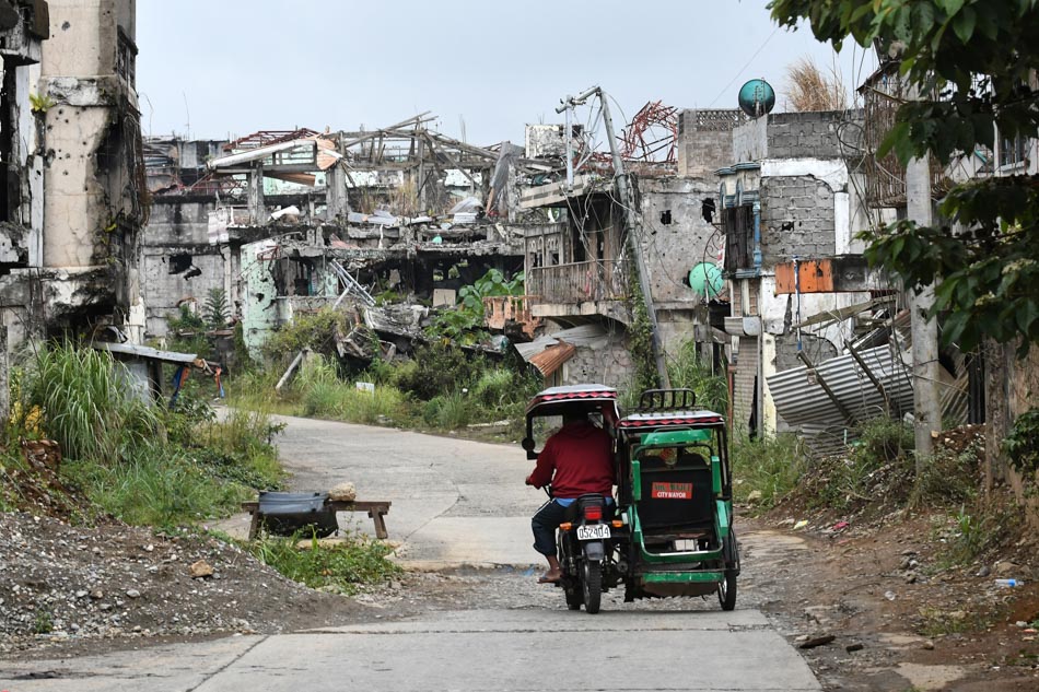 Fighting for right to return to their homes, displaced Marawi residents hold rally 1