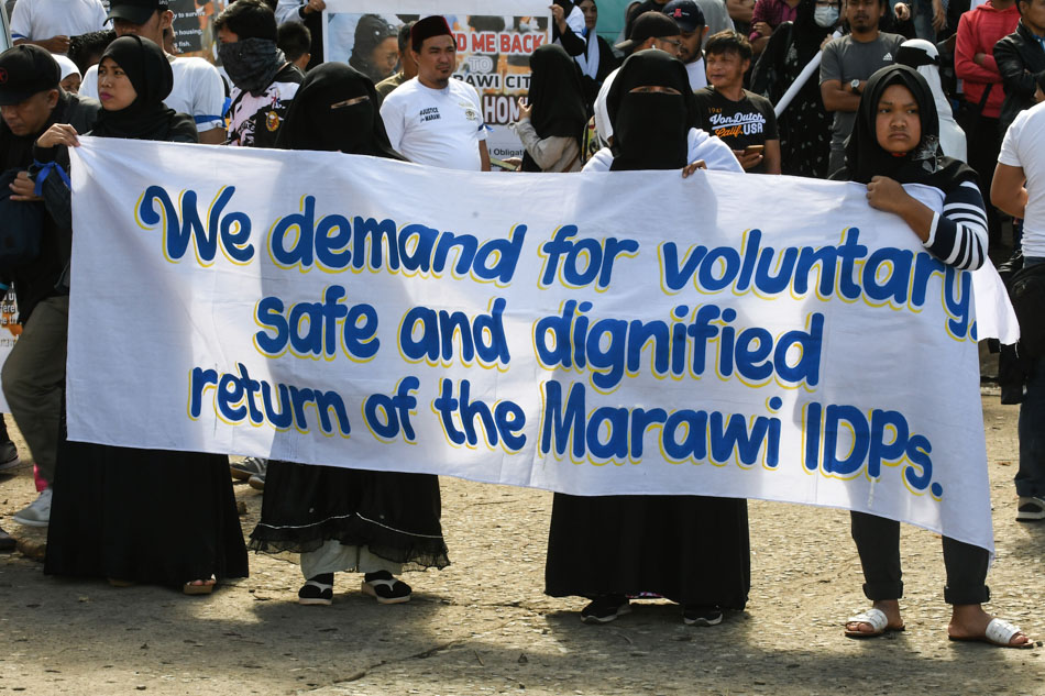 Fighting for right to return to their homes, displaced Marawi residents hold rally 3