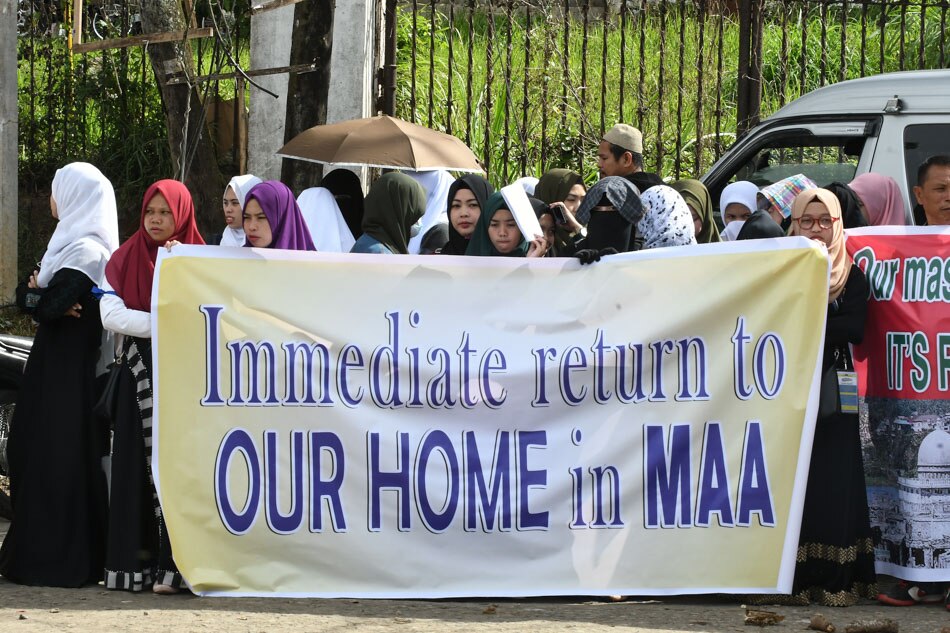 Fighting for right to return to their homes, displaced Marawi residents hold rally 5