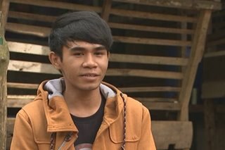 VIRAL: Anak ng barangay tanod nagtapos bilang cum laude
