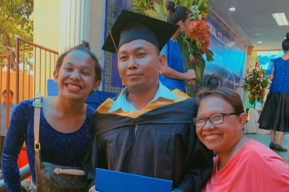 ‘Better than late, than never’: Awra napagtapos ang ama sa kolehiyo