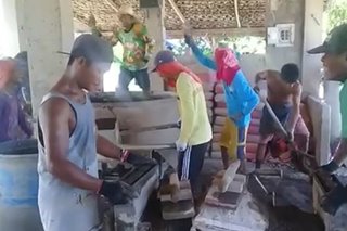 TRENDING: Mga trabahador na sumasayaw habang gumagawa ng hollow blocks