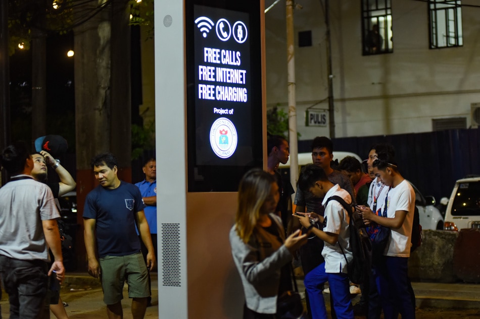 Mayor Isko launches free WiFi, charging kiosk in Manila 8