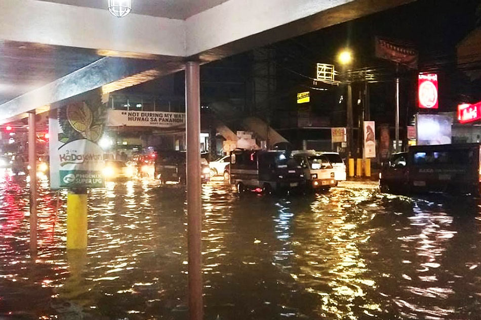 Mga Residente Ng Davao City Na Stranded Dulot Ng Baha Malakas Na Ulan Abs Cbn News 2399