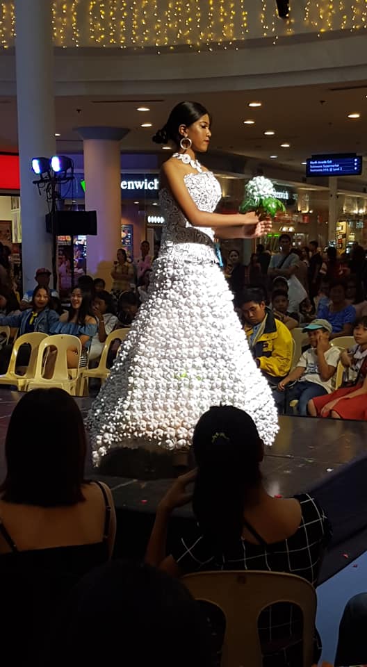 Plastic bottles, ginawang gown sa Silay City 1