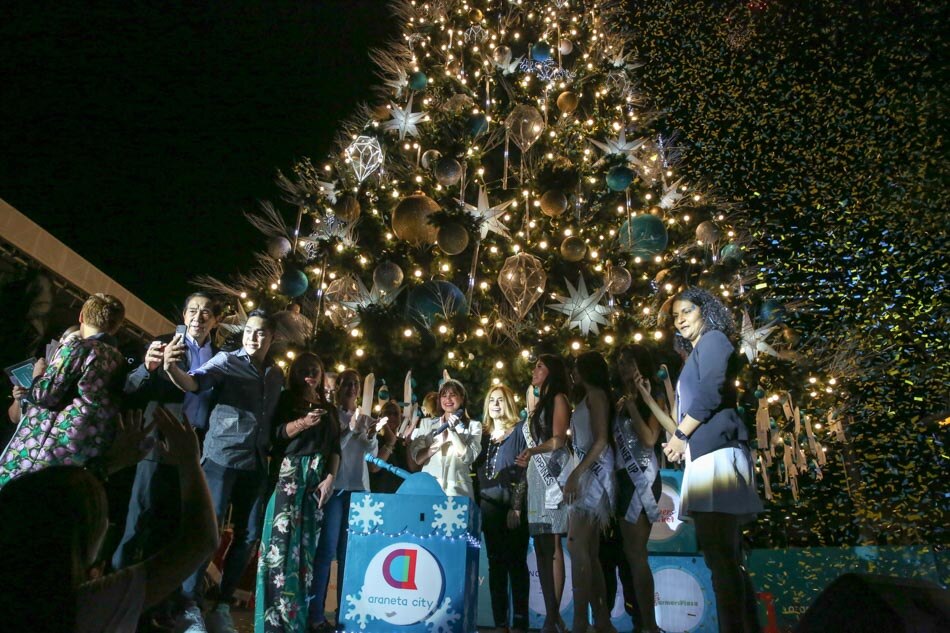 Giant Christmas tree ushers in holidays at the heart of Araneta City ...