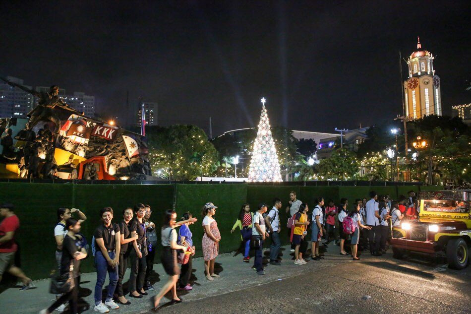 Giant Christmas tree lights up Manila 10