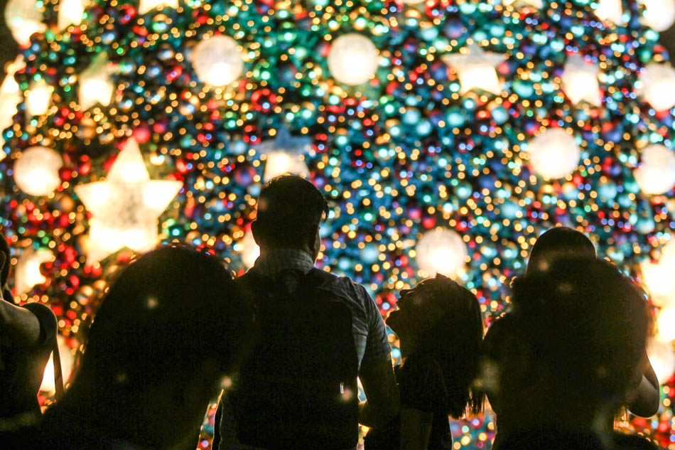 Giant Christmas tree lights up Manila 3