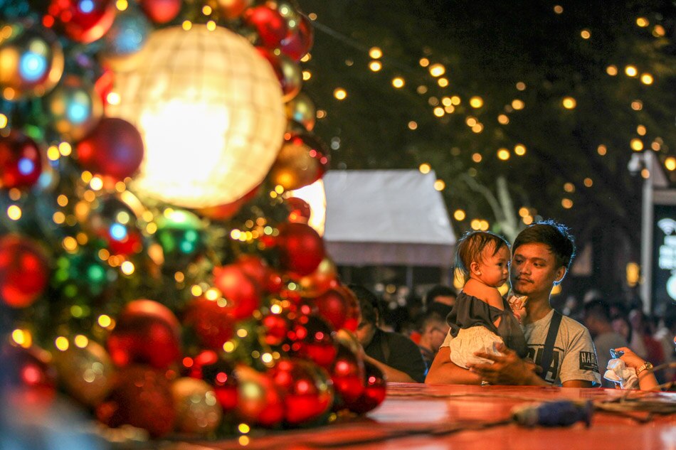 Giant Christmas tree lights up Manila 5