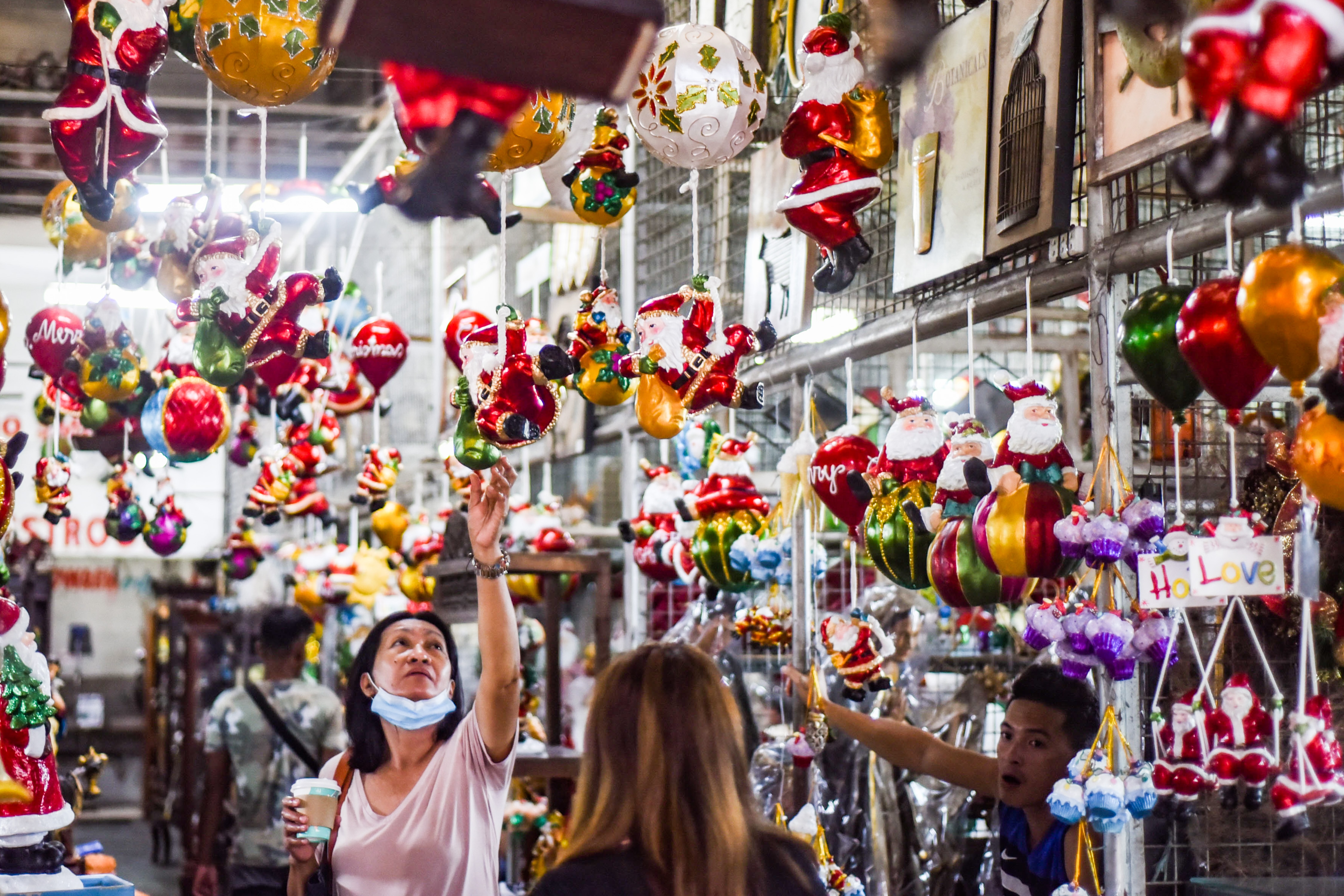 16 araw bago mag-Pasko: Mga namimili ng Christmas decors sa QC dumami
