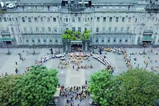 Mga estudyante sa UST nag-flash mob bilang hudyat ng Kapaskuhan