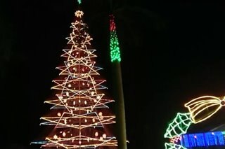 Itinuturing na pinakamataas na Christmas tree sa bansa, inilawan na
