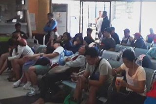 Daan-daang pasahero stranded sa mga pantalan dahil sa bagyong Tisoy