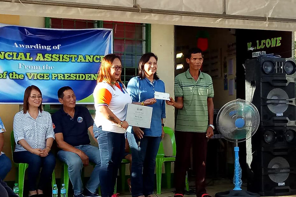Robredo gives aid to fisherfolk associations in Albay 1