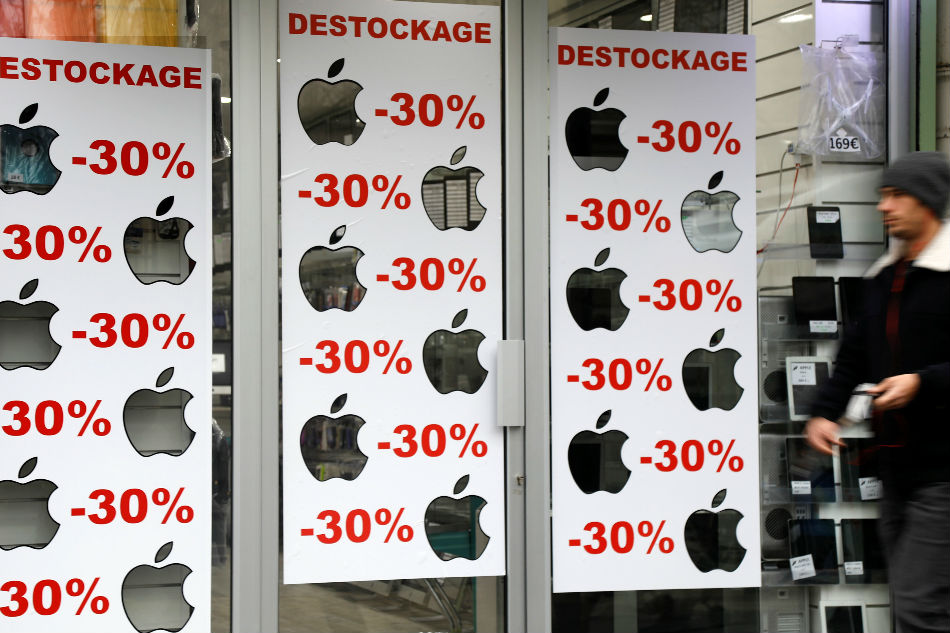 Apple cuts outlook, sees &#39;challenges&#39; in China, emerging markets 1