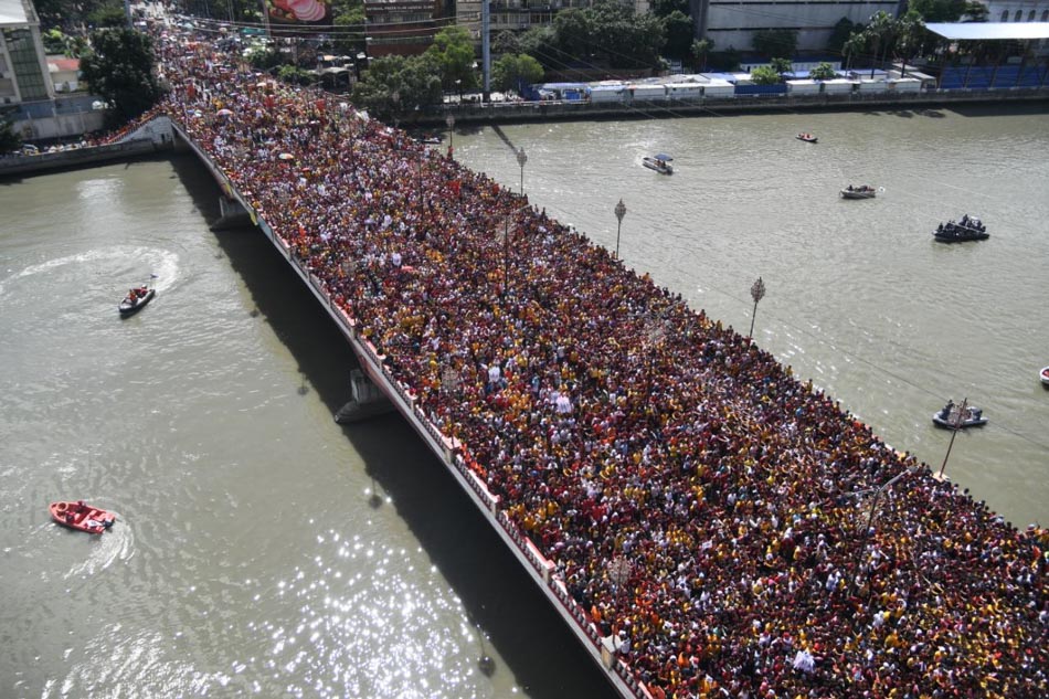 Traslacion crosses Jones bridge | ABS-CBN News