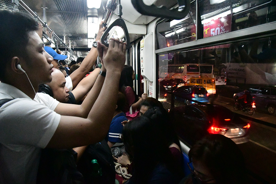 Solon wants transport officials to use public transit monthly 1