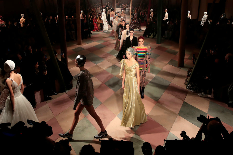 Fashion rolls up for Dior&#39;s chic strongwoman circus 1