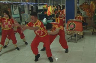 Grupo ng mga mananayaw hataw sa lion, dragon dance para sa pondo