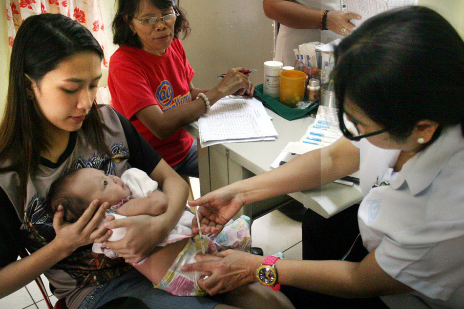 A mother had her child vaccinated at Commonwealth Health Center in Quezon City after the Department of Health announced a measles outbreak in Metro Manila in Feb. 2019. Manny Palmero, ABS-CBN News/File