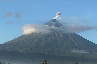 Wala pang nakikitang pag-akyat ng magma sa bunganga ng bulkang Mayon: Phivolcs