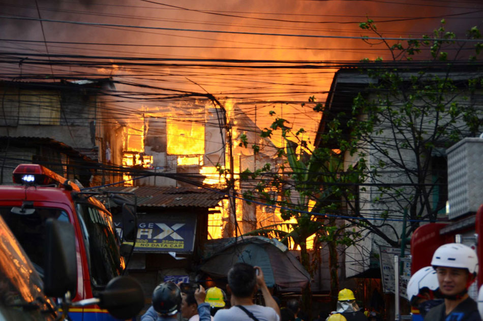 Fire hits QC barangay
